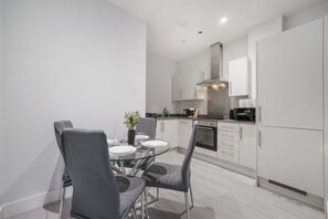 Fridge, microwave, oven, stovetop - Stylish 1BR Near Heathrow & Elizabeth Line 8 (Harlington)
