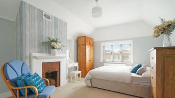 6 bedrooms, desk, iron/ironing board, free WiFi