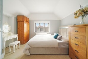 6 bedrooms, desk, iron/ironing board, free WiFi