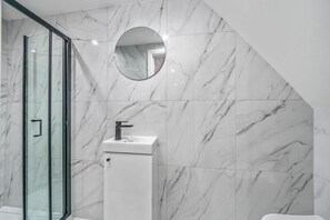 Hair dryer, towels - Modern Top Floor Studio in Putney SW15 | Sleeps 3 (London)