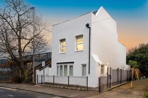 Exterior - Modern Top Floor Studio in Putney SW15 | Sleeps 3 (London)