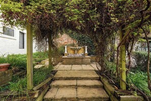 A stone staircase leading to a brick wall with a white balustrade. - 16th Century manor house | 6BR | Private Grounds (Harlington)