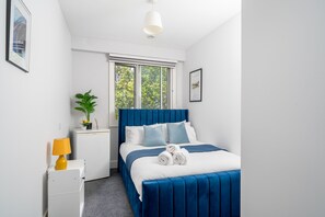 2 slaapkamers, een bureau, een strijkplank/strijkijzer, gratis wifi