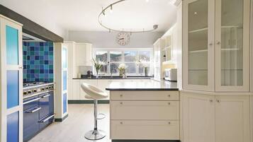Coffee/tea maker, fridge, microwave, oven