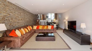Living area - Luxury 4-Bedroom Villa in Vale do Lobo | Pool, Jacuzzi, Roof Spa & Game room (VALE DE LOBO)