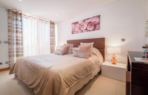 4 bedrooms, iron/ironing board, Internet, bed sheets - Luxury 4-Bedroom Villa in Vale do Lobo | Pool, Jacuzzi, Roof Spa & Game room (VALE DE LOBO)