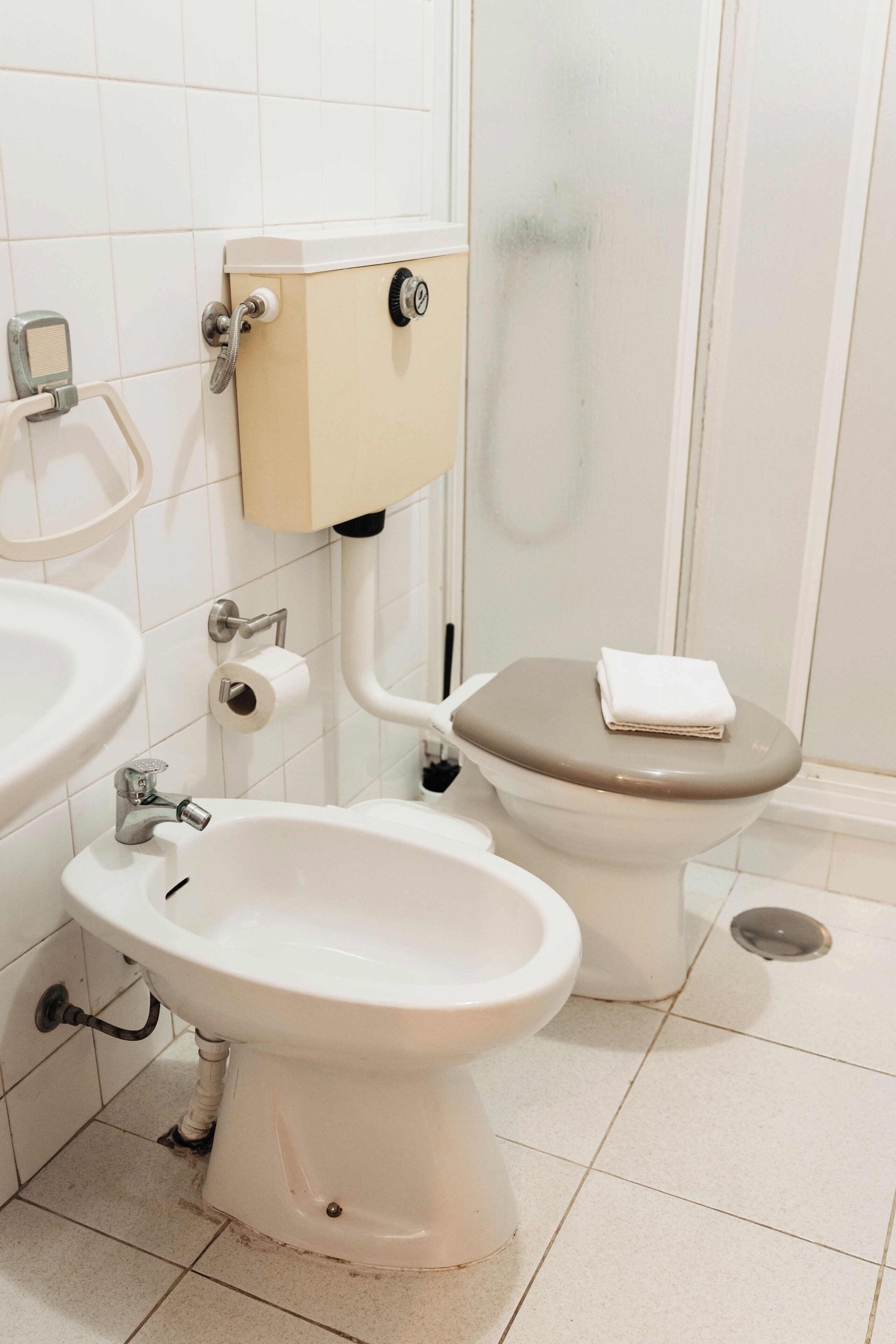 Ein Badezimmer mit Toilette, Bidet und Waschbecken.