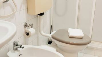 Ein Badezimmer mit Toilette, Bidet und Waschbecken.