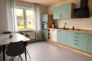 Oven, stovetop, dishwasher - Casa WesterWohl - Private Spa & Wellness (Dierdorf)