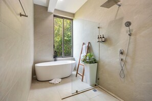 Een douche, een haardroger, handdoeken, zeep