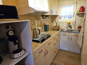 Een koelkast, een microgolfoven, een oven, een kookplaat