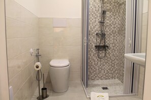 Bruser, hårtørrer, bidet, håndklæder