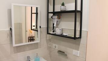 Doccia, asciugacapelli, bidet, asciugamani