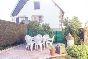 Outdoor dining - Les Volets Bleus" cottage (Beaussais-sur-Mer)