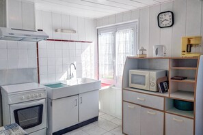 Fridge, microwave, oven, stovetop - Les Volets Bleus" cottage (Beaussais-sur-Mer)