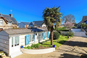 Exterior - Les Volets Bleus" cottage (Beaussais-sur-Mer)