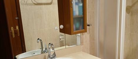 Haartrockner, Handtücher, Seife, Toilettenpapier