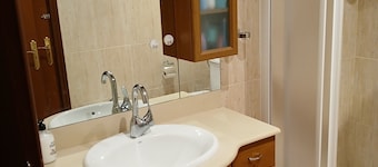 Comfortable rooms with bathroom (suite) in a typical Spanish village