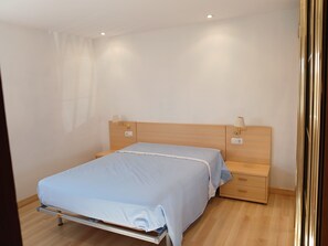 1 dormitorio, tabla de planchar con plancha, wifi y ropa de cama