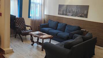 House, 4 Bedrooms, Smoking, Balcony | Living room