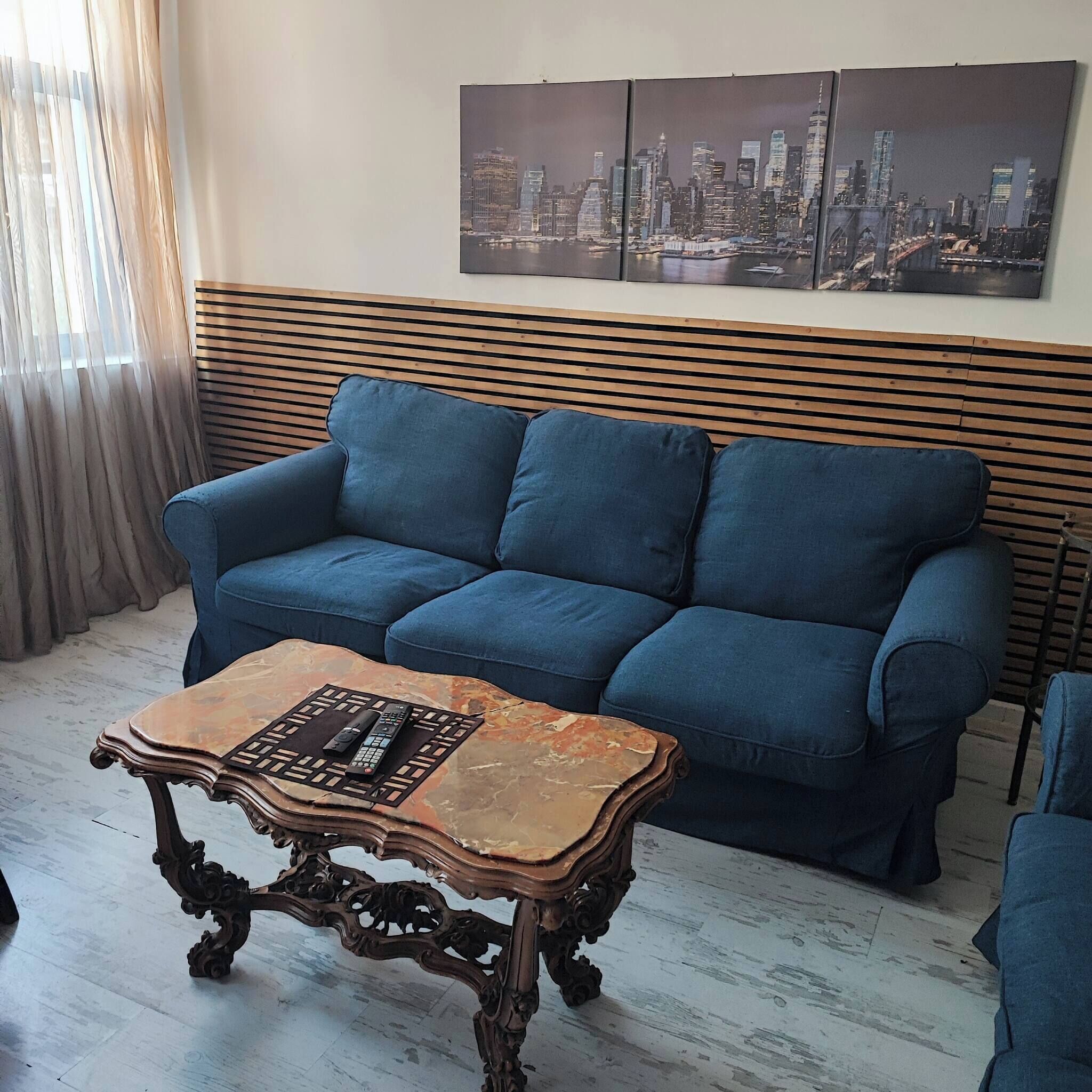 House, 4 Bedrooms, Smoking, Balcony | Living area | Books