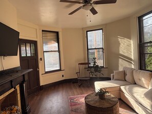Living area - Studio Apartment Near Downtown & Draft – Free Parking (Pittsburgh)