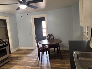 Private kitchen - Studio Apartment Near Downtown & Draft – Free Parking (Pittsburgh)