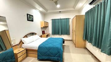 4 bedrooms, iron/ironing board, WiFi, bed sheets