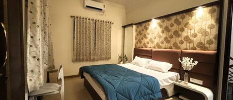 4 bedrooms, iron/ironing board, WiFi, bed sheets