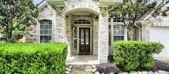 Luxury Spring Home: Community Pool and Family Fun