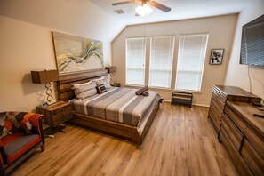 4 bedrooms, desk, iron/ironing board, WiFi - Luxury Spring Home: Community Pool and Family Fun (Spring)