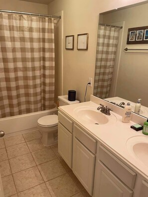 Shower, towels, shampoo - Luxury Spring Home: Community Pool and Family Fun (Spring)