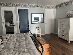 4 bedrooms, iron/ironing board, WiFi, bed sheets