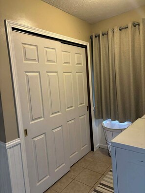 Interior -  3-bed 2.5 bath, outdoor pool May 31-Sep 30th/AC/in Bellevue (Bellevue)