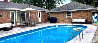  3-bed 2.5 bath, outdoor pool May 31-Sep 30th/AC/in Bellevue