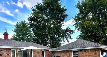 3-bed 2.5 bath, outdoor pool May 31-Sep 30th/AC/in Bellevue