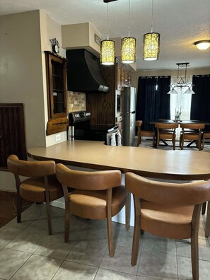 Dining -  3-bed 2.5 bath, outdoor pool May 31-Sep 30th/AC/in Bellevue (Bellevue)