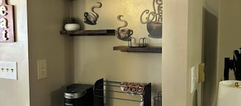  3-bed 2.5 bath, outdoor pool May 31-Sep 30th/AC/in Bellevue