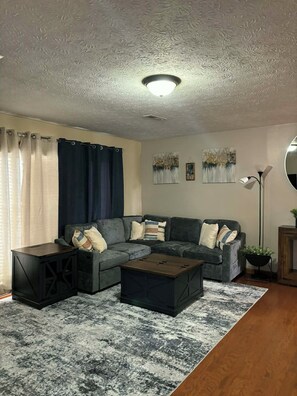 Living area -  3-bed 2.5 bath, outdoor pool May 31-Sep 30th/AC/in Bellevue (Bellevue)