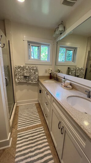 Shower, hair dryer, towels - Beach Living in Southwest San Clemente (San Clemente)