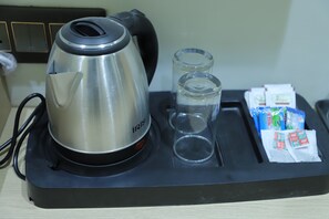 Habitación triple familiar, vistas a la ciudad | Café o cafetera