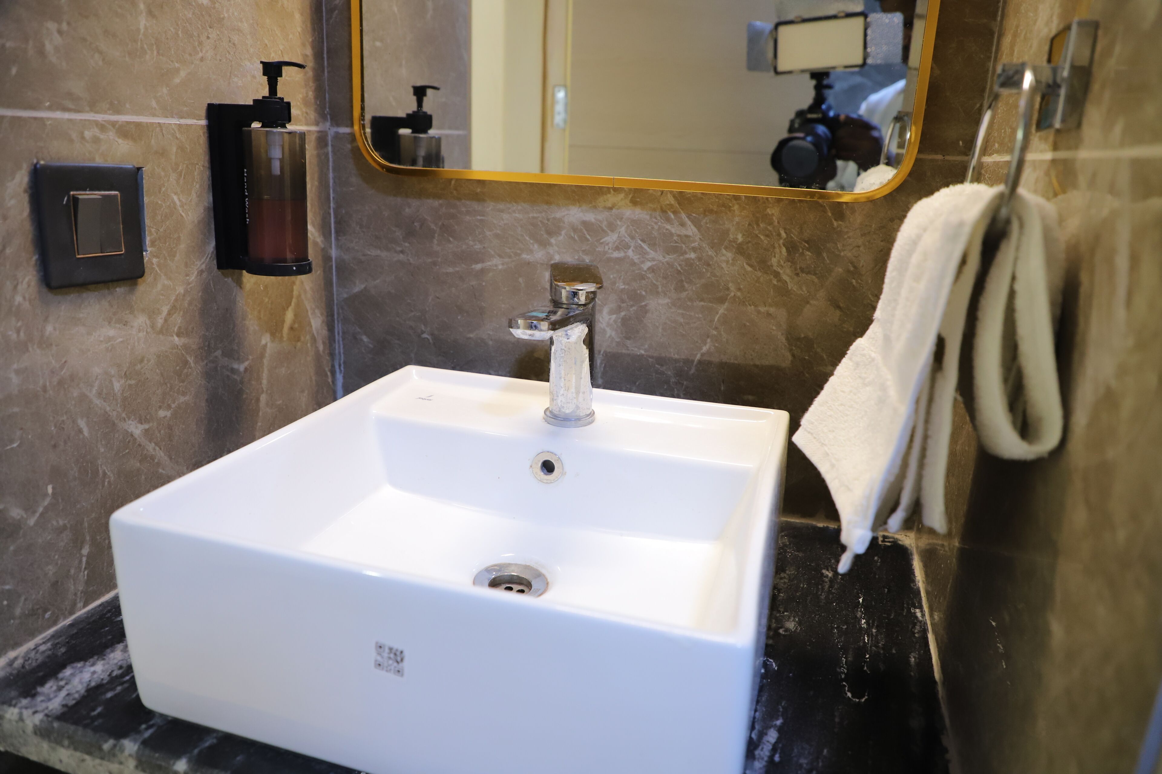Doppia Luxury, 1 letto king, vista città | Bagno | Doccia, set di cortesia gratuito, asciugamani, sapone