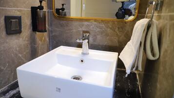 Doppia Luxury, 1 letto king, vista città | Bagno | Doccia, set di cortesia gratuito, asciugamani, sapone