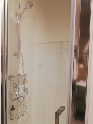 Ducha, secador de pelo, toallas y jabón