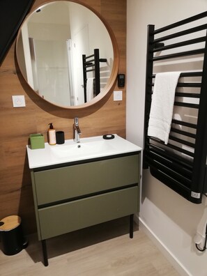 Bathroom - ECO-FRIENDLY HOUSE "LA CROIX PERETTE" 5KM FROM THE CASTLE OF AZAY LE RIDEAU (Cheillé)