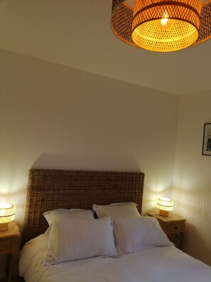 4 bedrooms, iron/ironing board, Internet, bed sheets