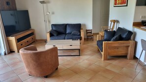 TV - Quiet 3-bedroom house with garden and pool (Saint-Julien-de-Peyrolas)