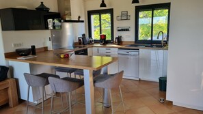 Microwave, oven, stovetop, dishwasher - Quiet 3-bedroom house with garden and pool (Saint-Julien-de-Peyrolas)