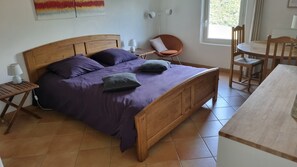 3 chambres, fer et planche à repasser, accès Internet, draps fournis