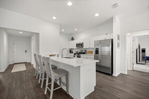 Frigorífico, microondas, horno y placa de cocina